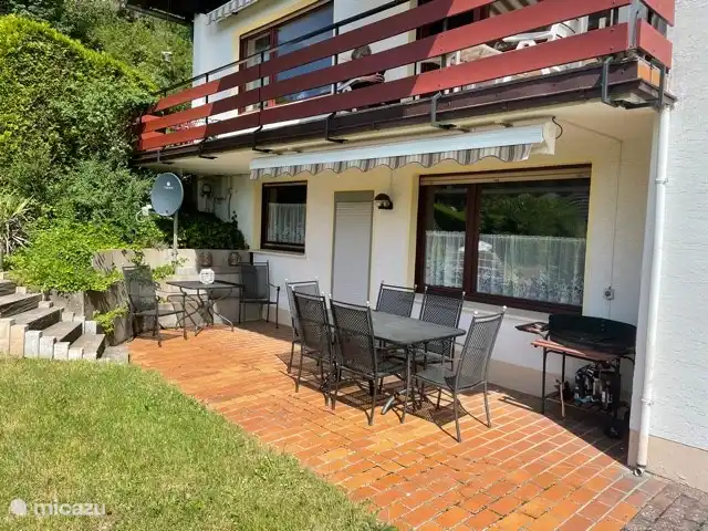 Die Terrasse und der Eingang zum Ferienhaus.