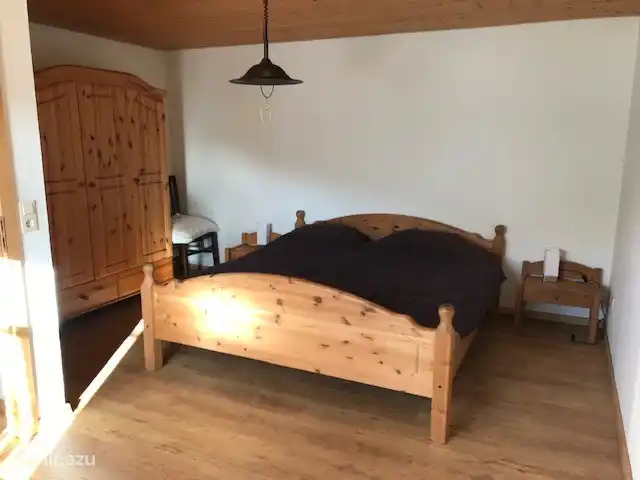 Große Schlafzimmer unten mit zwei Doppelbetten mit getrennten Matratzen und Bettdecken. 160 x 200