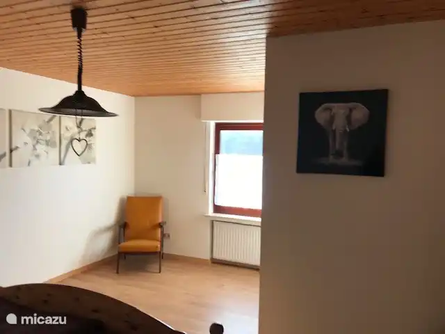 Große Schlafzimmer unten mit zwei Doppelbetten mit getrennten Matratzen und Bettdecken. 160 x 200