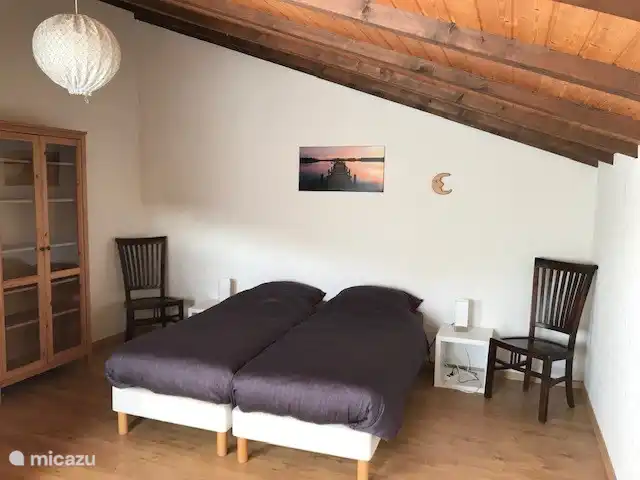 Schlafzimmer im Obergeschoss mit zwei Boxspringbetten 80 x 200