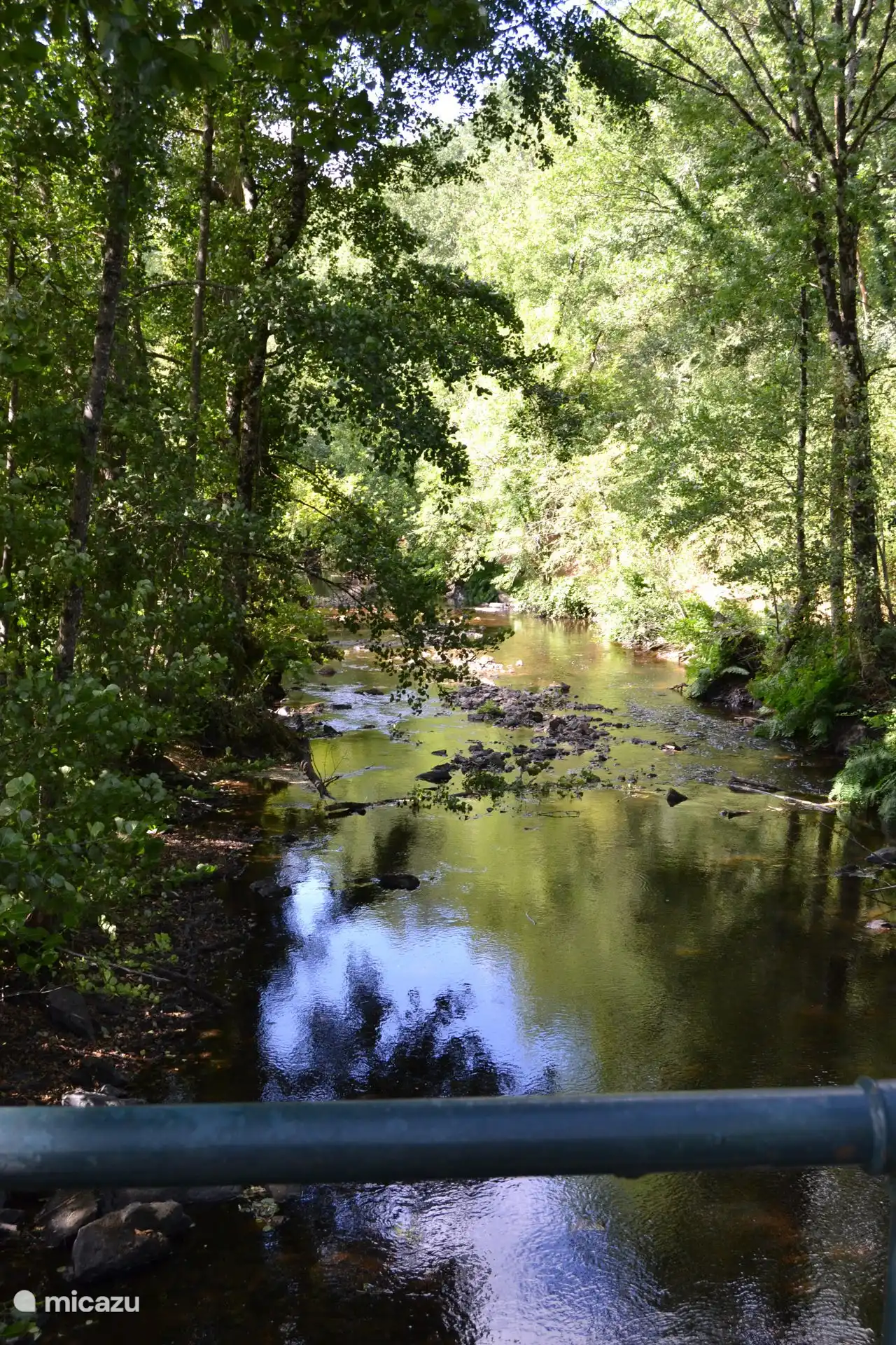Du jardin, vous atteignez la rivière gazouillante. Un paradis en été : les enfants jouent dans l’eau, pendant que vous profitez du calme et de la nature.