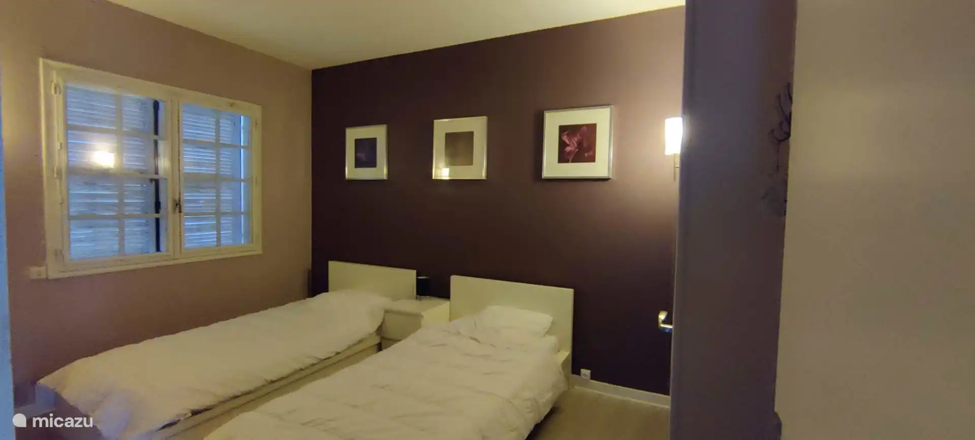 Réveillez-vous avec une vue sur le jardin verdoyant - paix et détente pures.