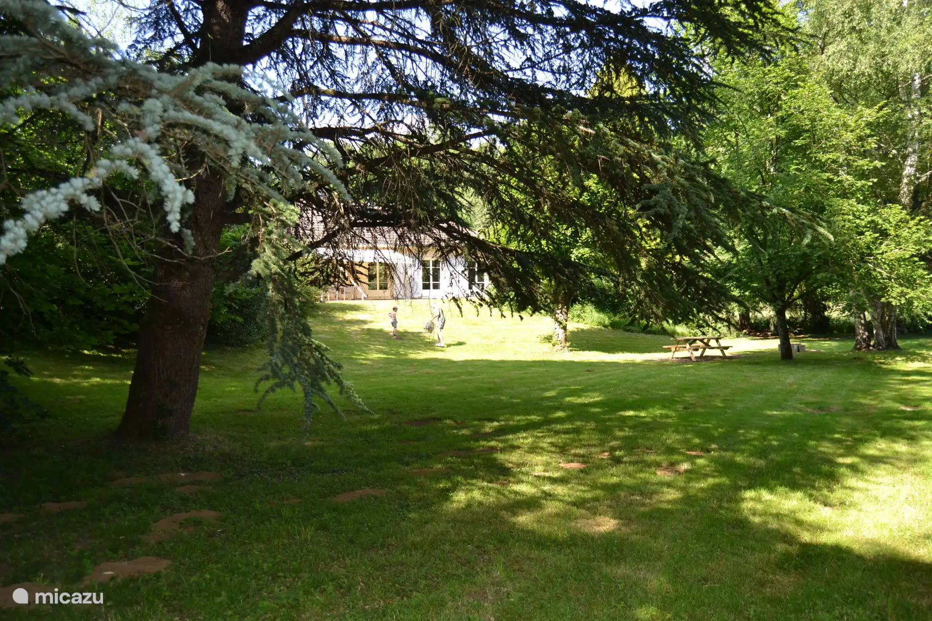 Du jardin, vous atteignez la rivière gazouillante. Un paradis en été : les enfants jouent dans l’eau, pendant que vous profitez du calme et de la nature.