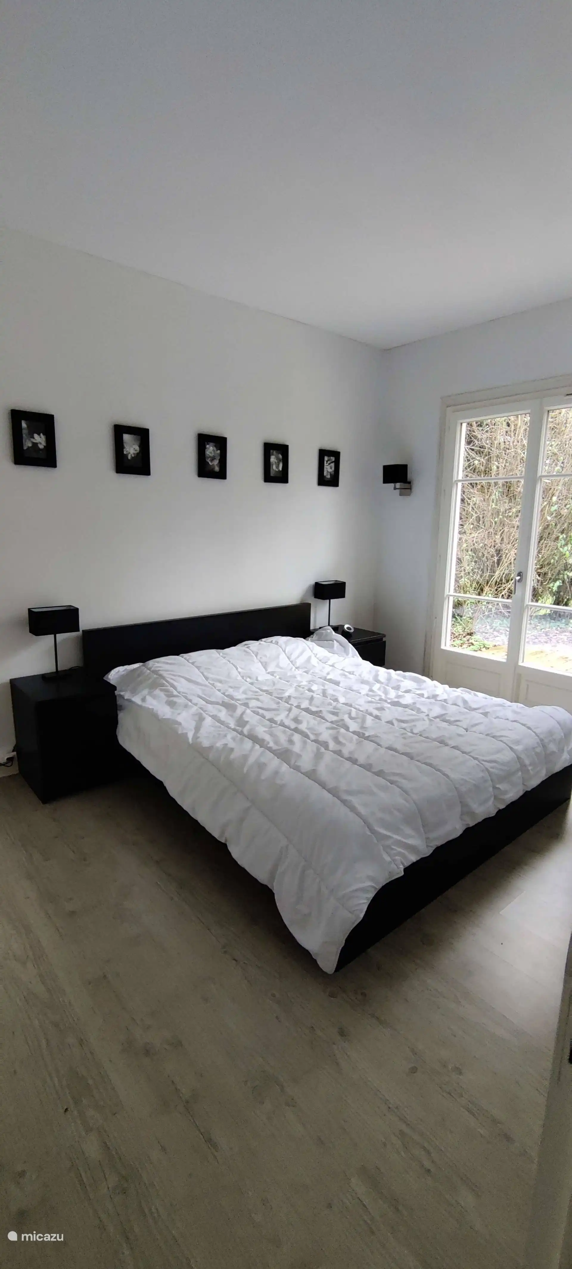 Réveillez-vous avec une vue sur le jardin verdoyant - paix et détente pures.