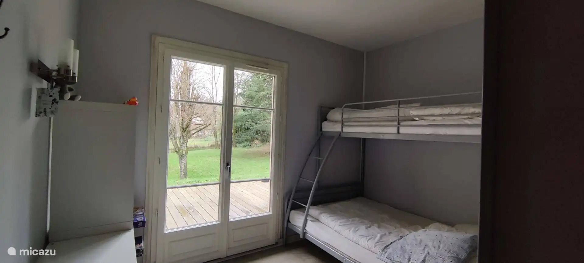 Réveillez-vous avec une vue sur le jardin verdoyant - paix et détente pures.