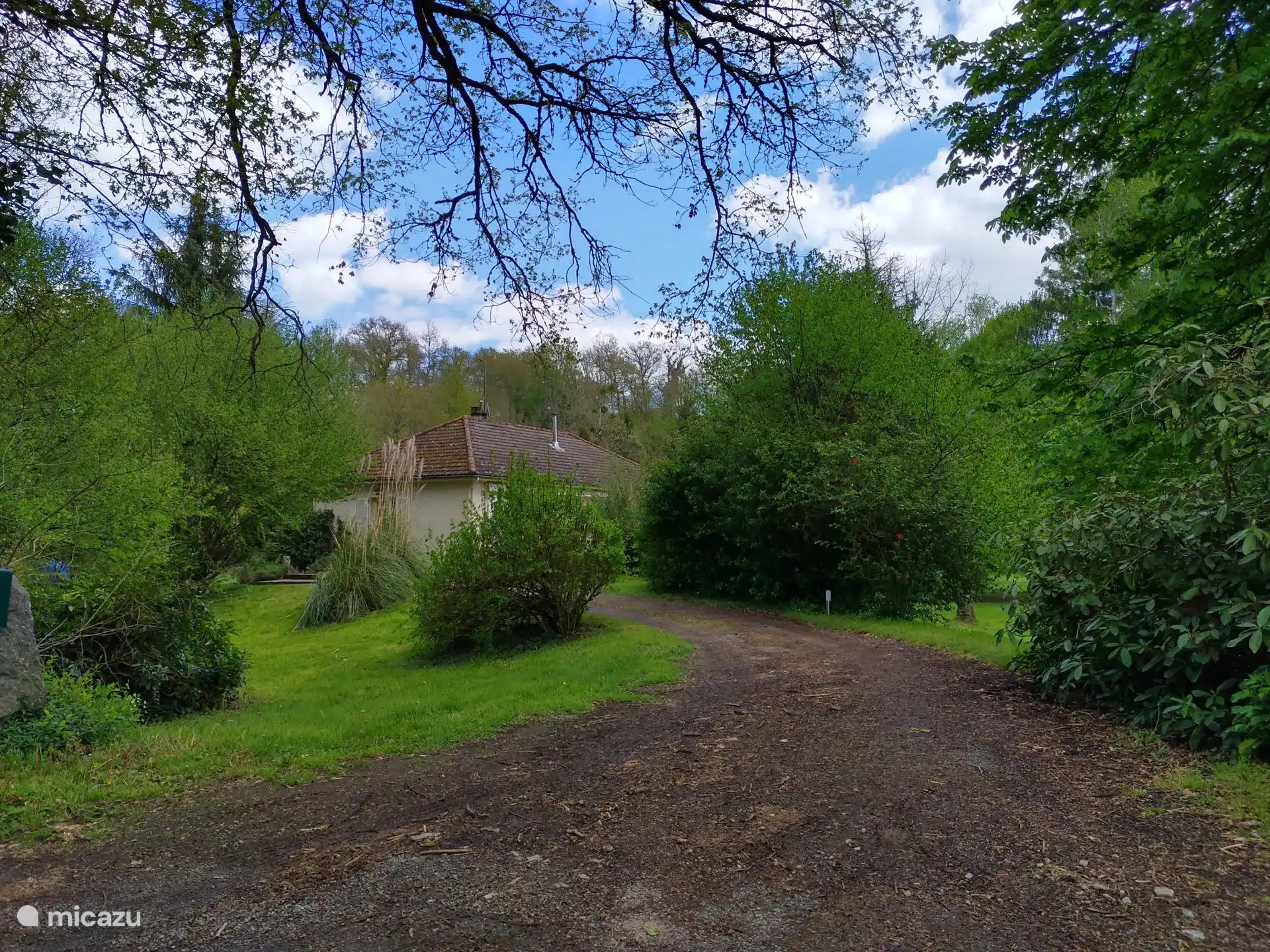 Le domaine est entièrement clôturé, de sorte que les enfants peuvent jouer librement et que les parents peuvent profiter du calme et de la nature sans aucun souci.