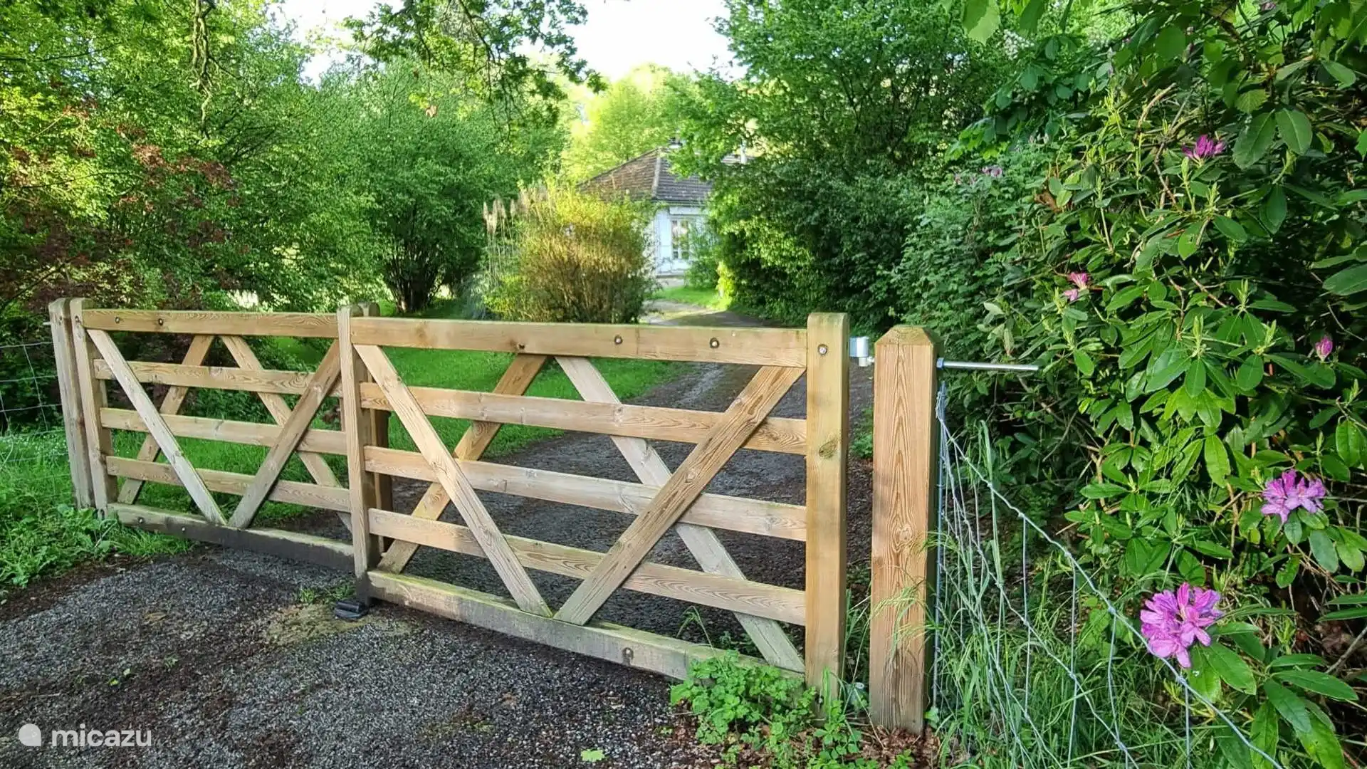 Le domaine est entièrement clôturé, de sorte que les enfants peuvent jouer librement et que les parents peuvent profiter du calme et de la nature sans aucun souci.