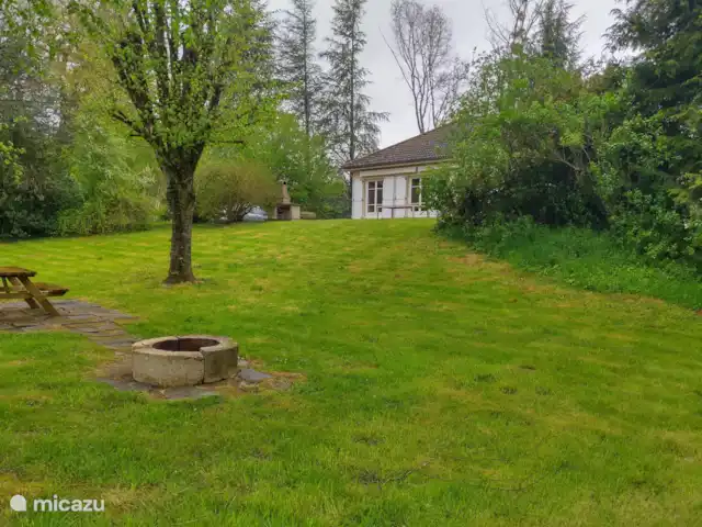 Le Moulin Barret huren in Frankrijk, Haute-Vienne, Bellac - villa Ontspan op het zonnige terras met uitzicht op de groene tuin en het zachte geruis van de rivier op de achtergrond.