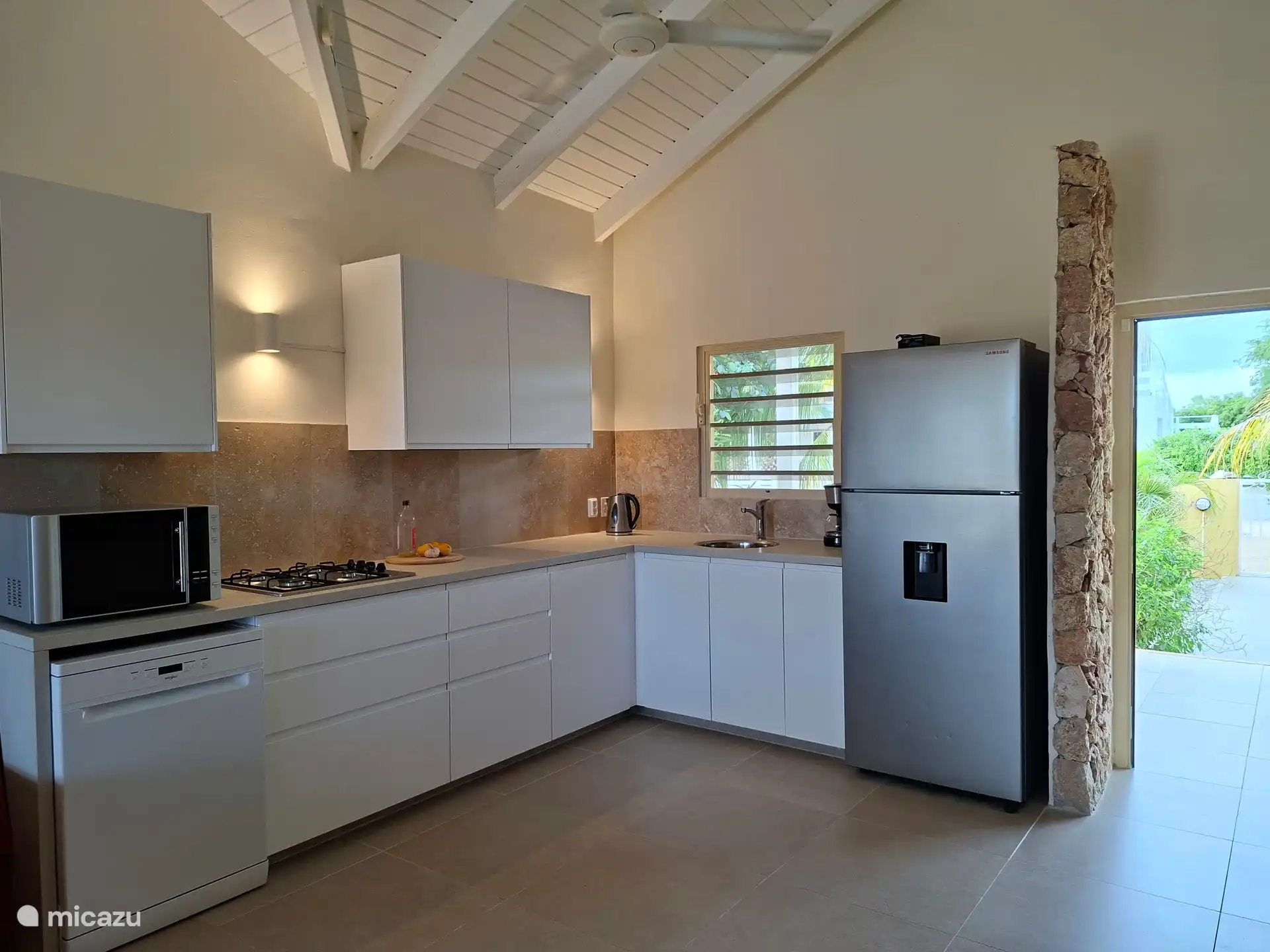 Volledig ingerichte ruime keuken