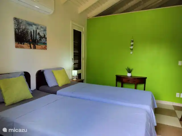 Blue Bay Beach Villa @ Piscine | Curaçao, Curaçao-Centre, Blue Bay - villa Chambre 2 avec deux lits simples, climatisation et ventilateur de plafond