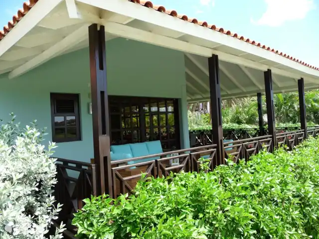 Blue Bay Beach Villa @ Piscine | Curaçao, Curaçao-Centre, Blue Bay - villa Porche avec ventilateurs de plafond et suffisamment d’ombre