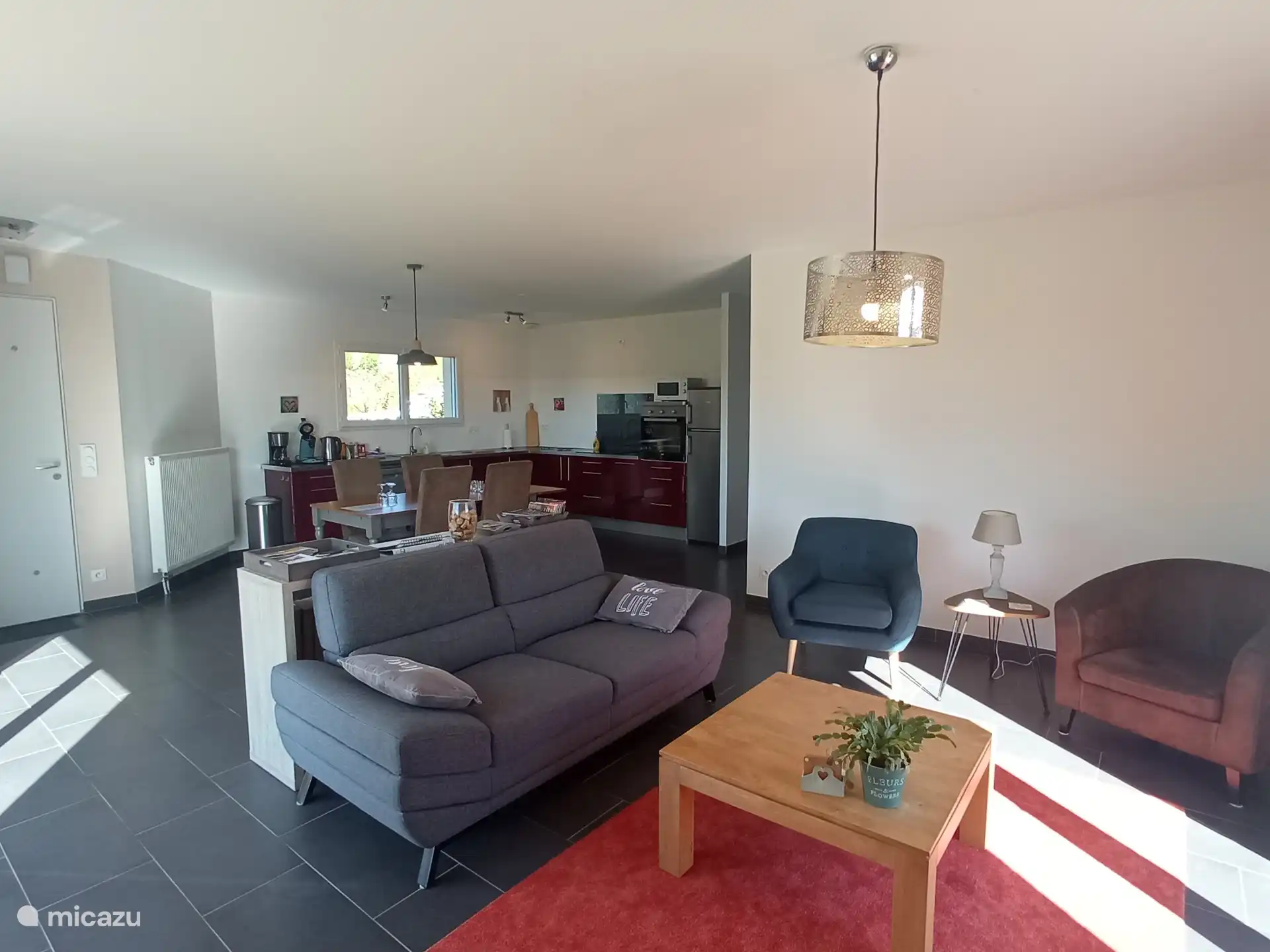 overview living room and kitchen