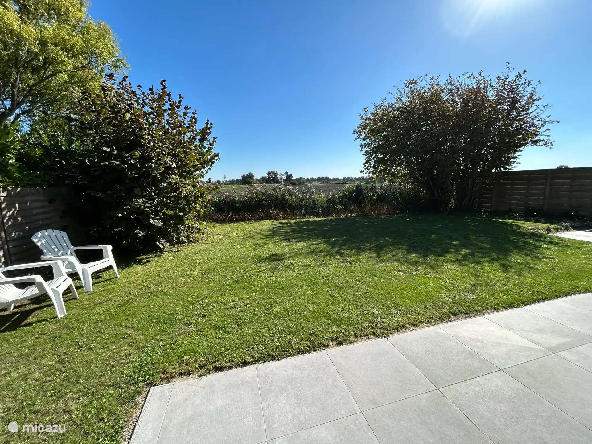Tuin met open zicht op de velden