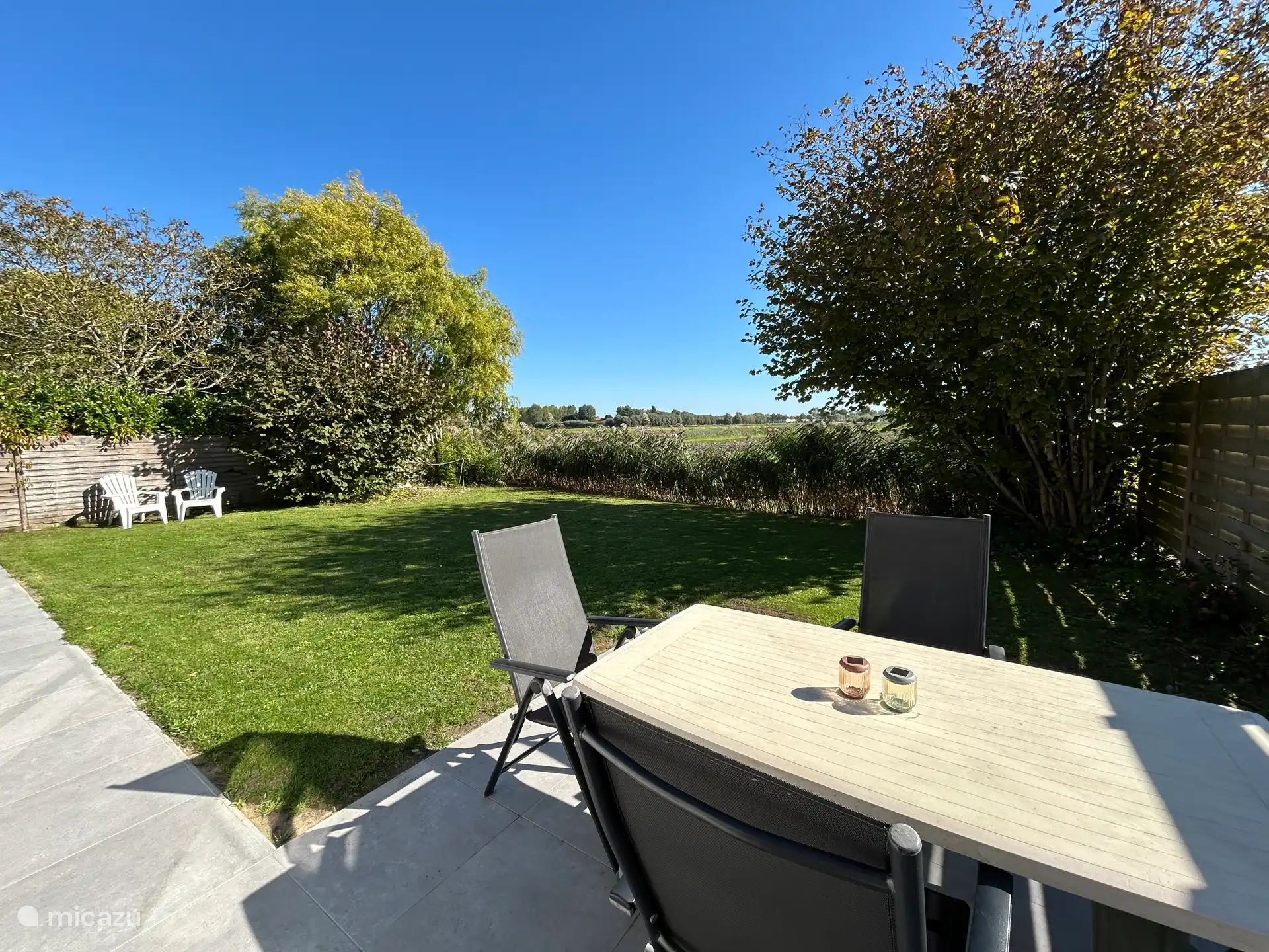 Terras en zicht op de achterliggende velden