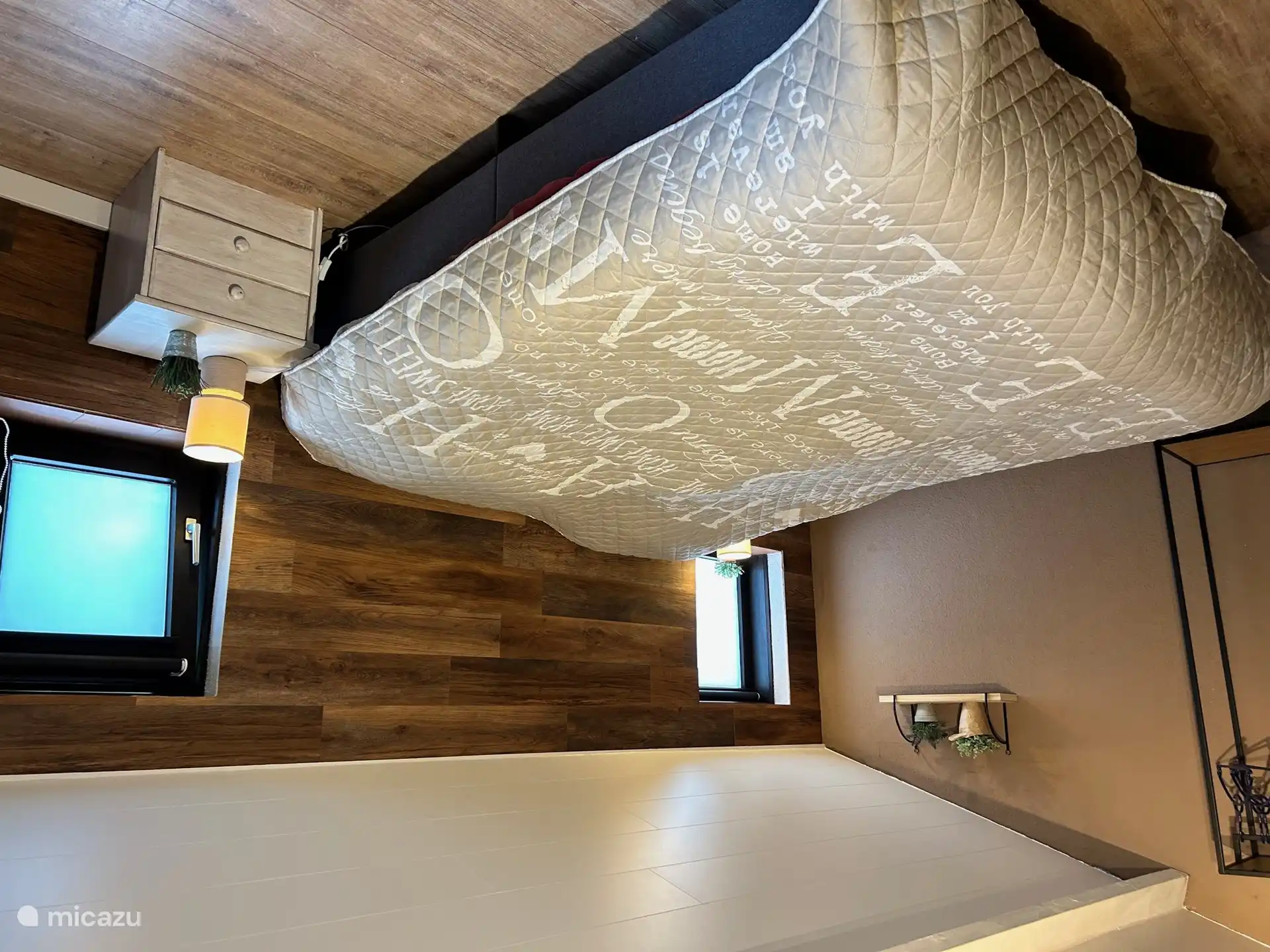 Schlafzimmer 1: Kingsize-Doppelbett 1,80 m