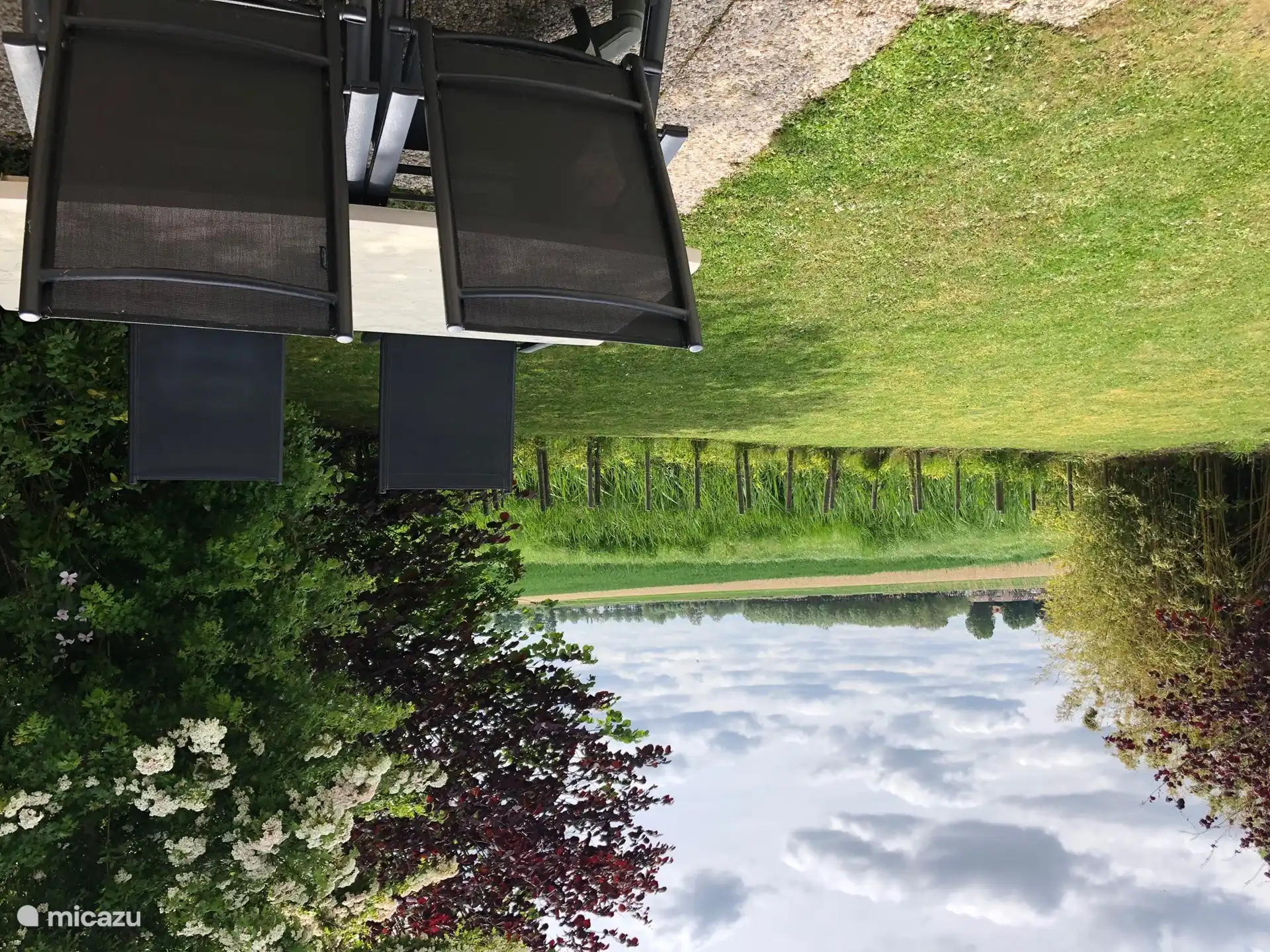 Garten mit schönem Blick auf die dahinter liegenden Felder und den Bach 