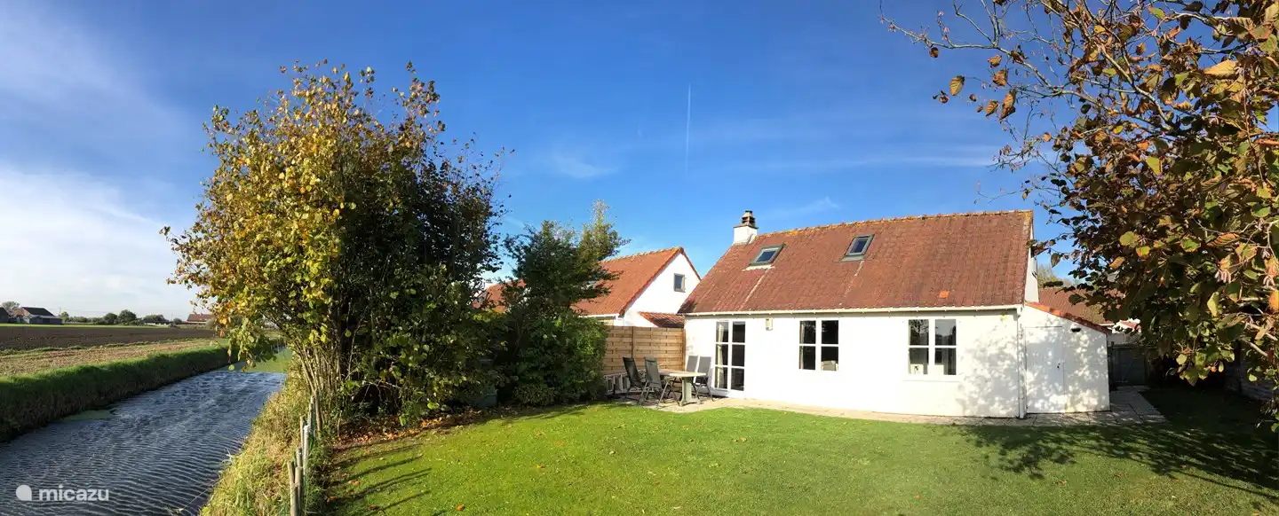Garten mit Blick auf Felder und angrenzend an den Bach