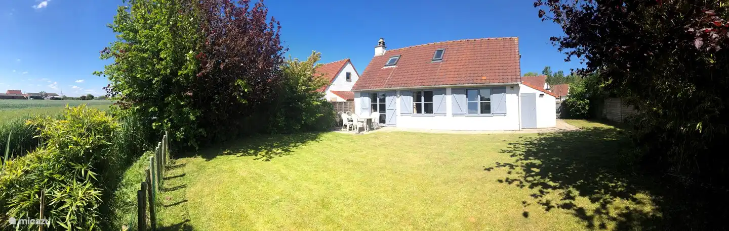 Hausrückseite mit Blick auf Felder