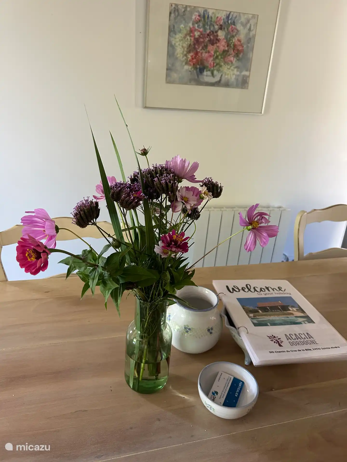 Verse bloemen, wijn, eitjes va onze eigen kippen en een info map met alle benodigde wetenswaardigheden wachten op u bij uw aankomst voor een goede start van uw vakantie!