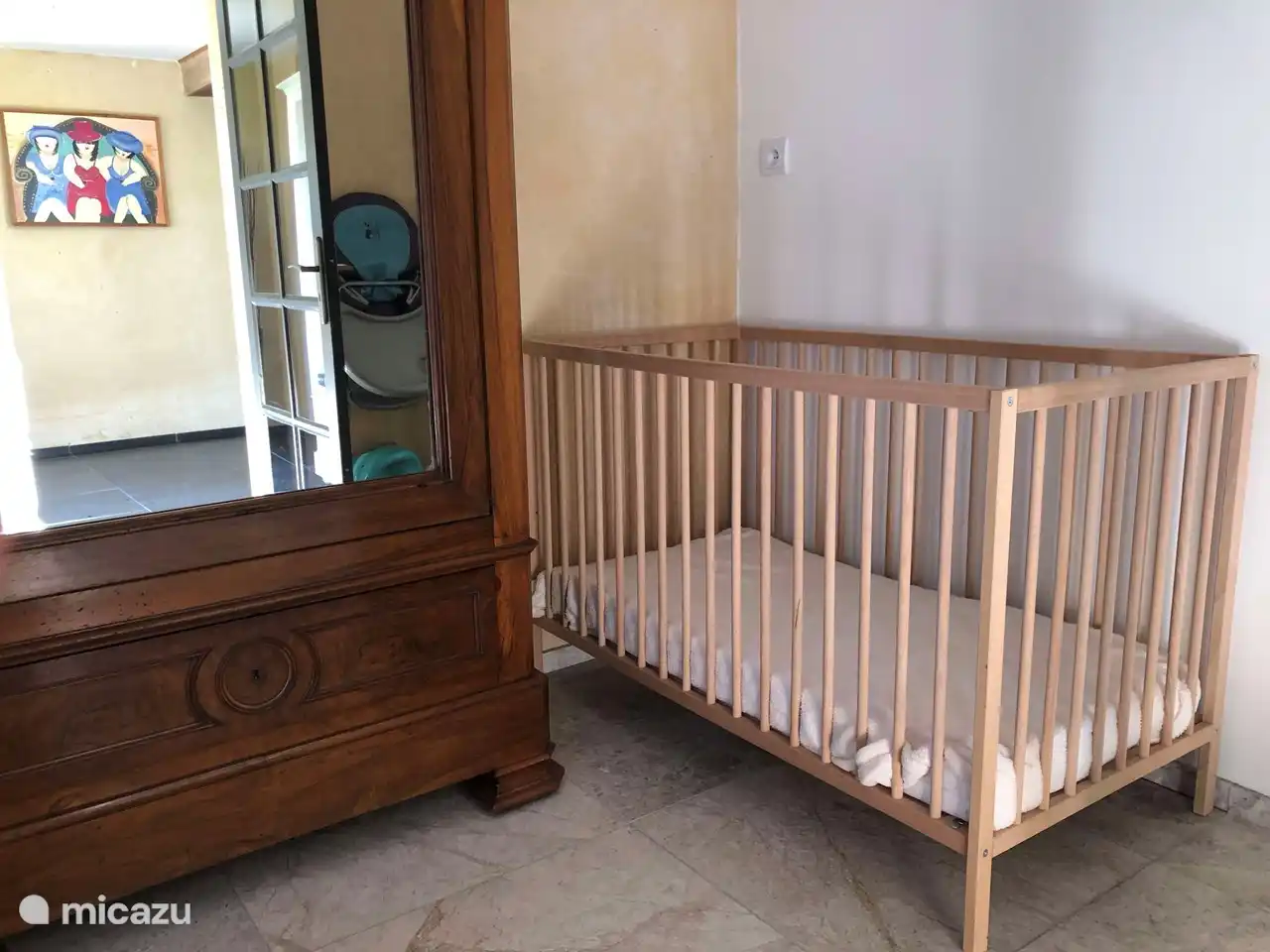 Chaise haute et lit bébé sont disponibles