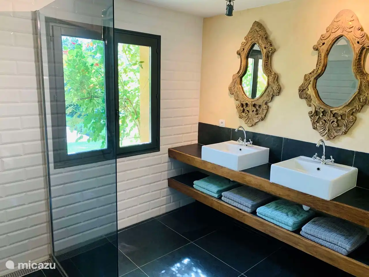 Salle de bain et toilettes attenantes dans la chambre du bas