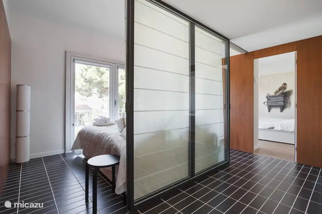 La chambre 3 a des volets roulants pour la séparer du hall