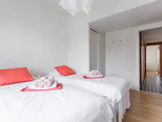 Villa by the sea, near Barcelona in Spain, Barcelona, Castelldefels - villa Bedroom 1: Two single beds (90 x 200cm)