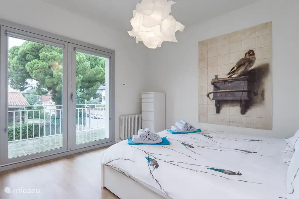 Chambre 2 : Lit king size, accès au balcon