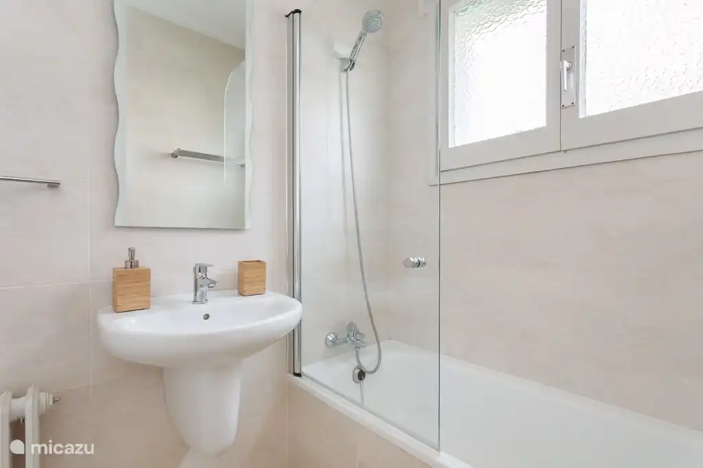 Salle de bain 2 : baignoire/douche, lavabo, toilettes, armoire encastrée