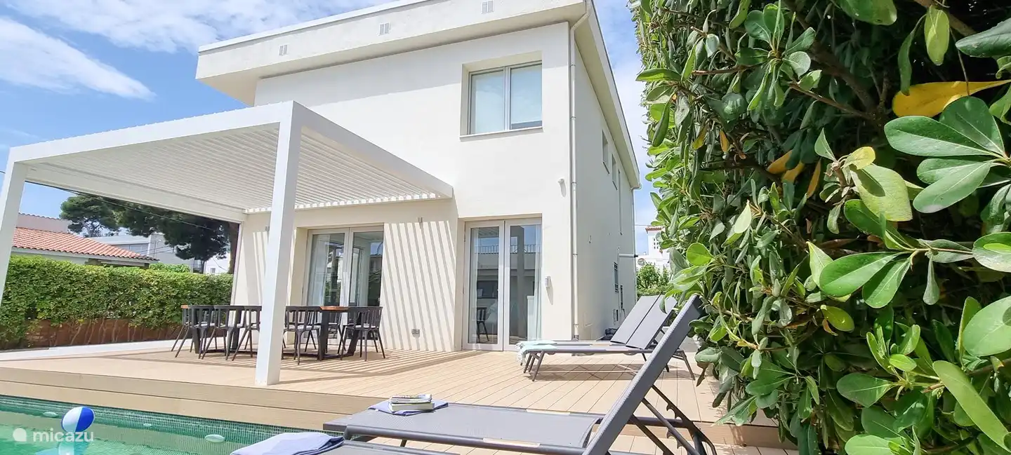 Il y a aussi quatre transats réglables