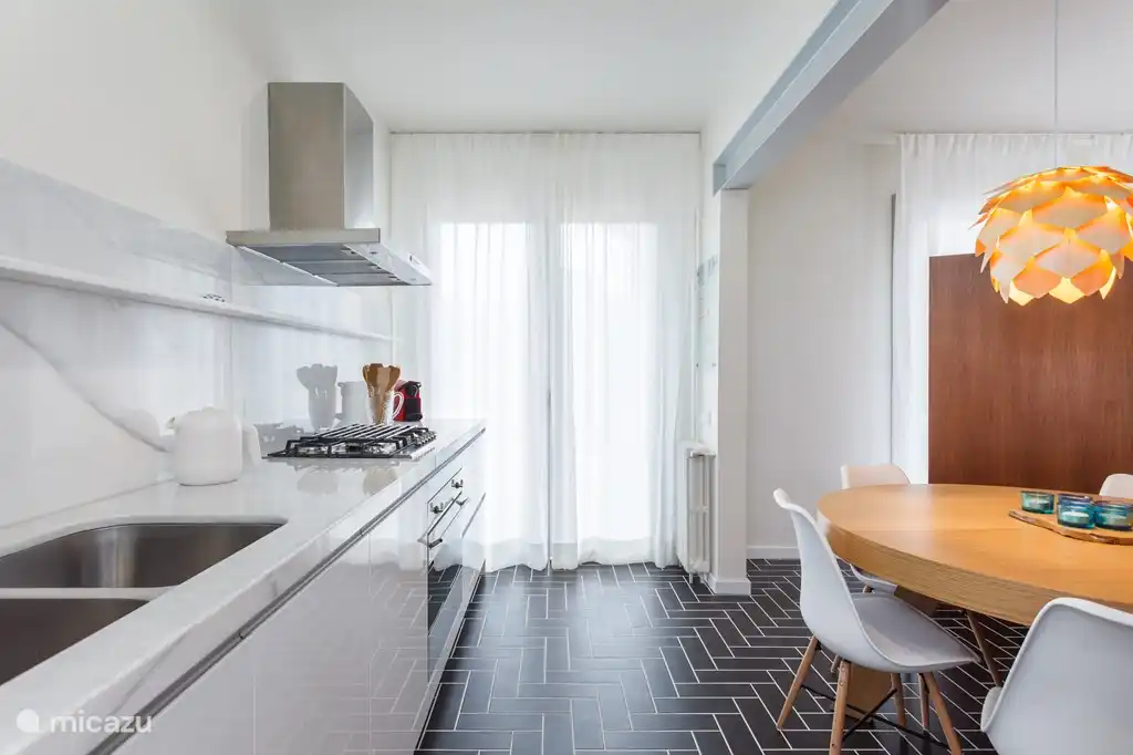 Cuisine avec accès à la terrasse