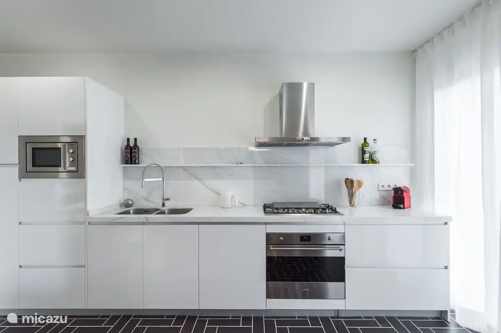 Cuisine ouverte entièrement équipée : four, lave-vaisselle, micro-ondes, gazinière, réfrigérateur-congélateur