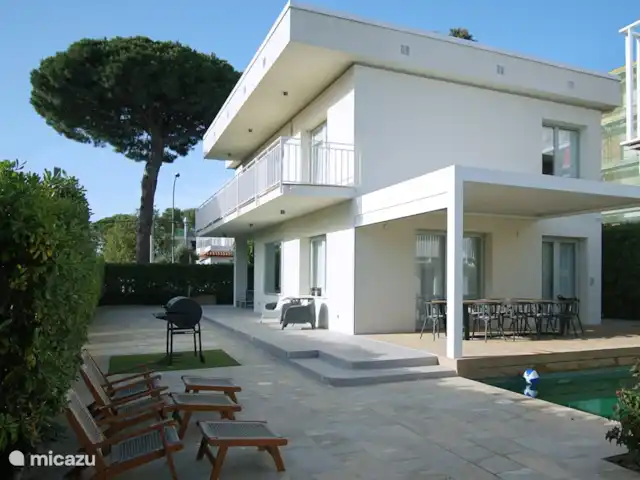Villa by the sea, near Barcelona in Spain, Barcelona, Castelldefels - villa From spring 2022 there is now also a swimming pool, pergola and new tiling outside!