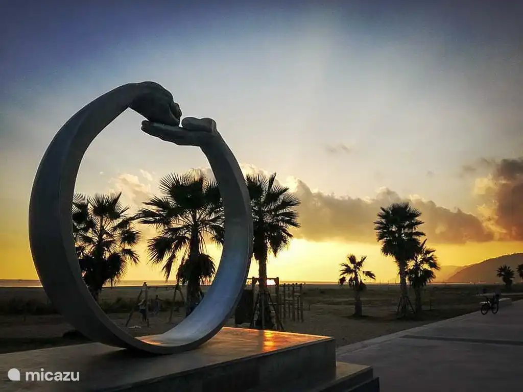 Le boulevard de 5 km de long offre de nombreuses possibilités - il y a beaucoup de marche et de sport. De plus, il y a deux clubs de voile et divers restaurants !
