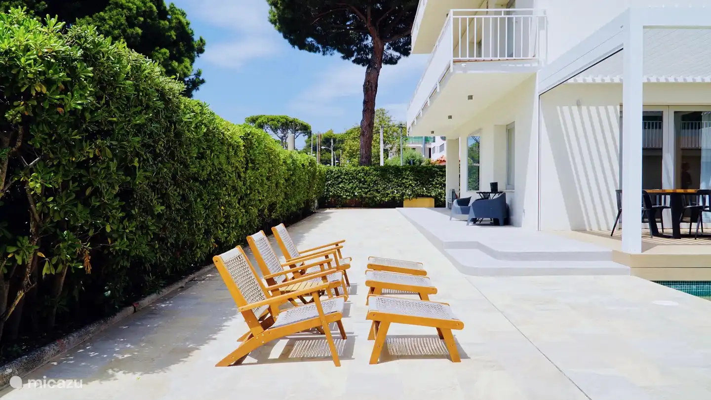La villa a été récemment carrelée et il y a plusieurs coins salons - à la fois au soleil et à l'ombre