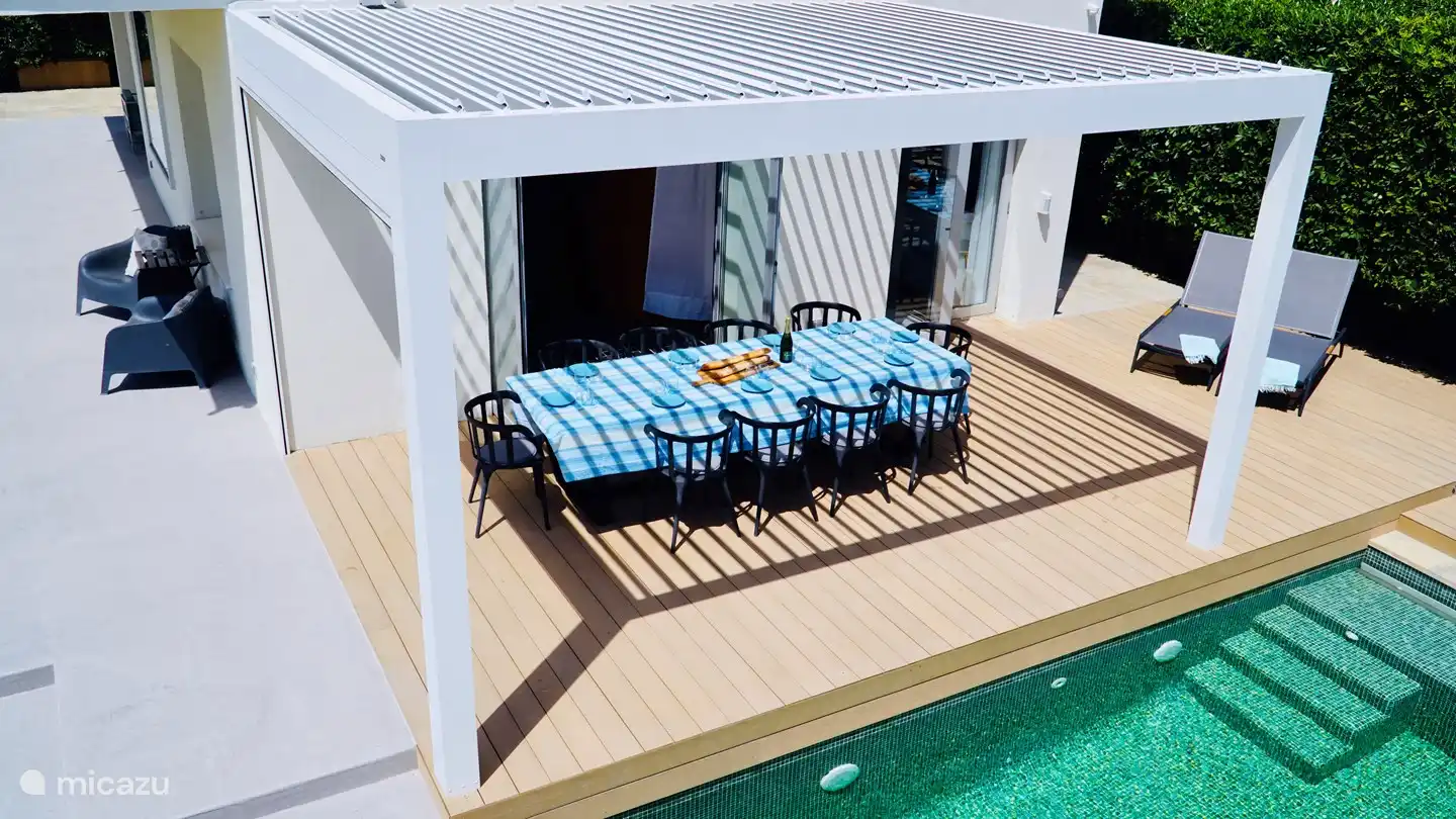 Notre table d'extérieur offre facilement de la place pour 10 personnes