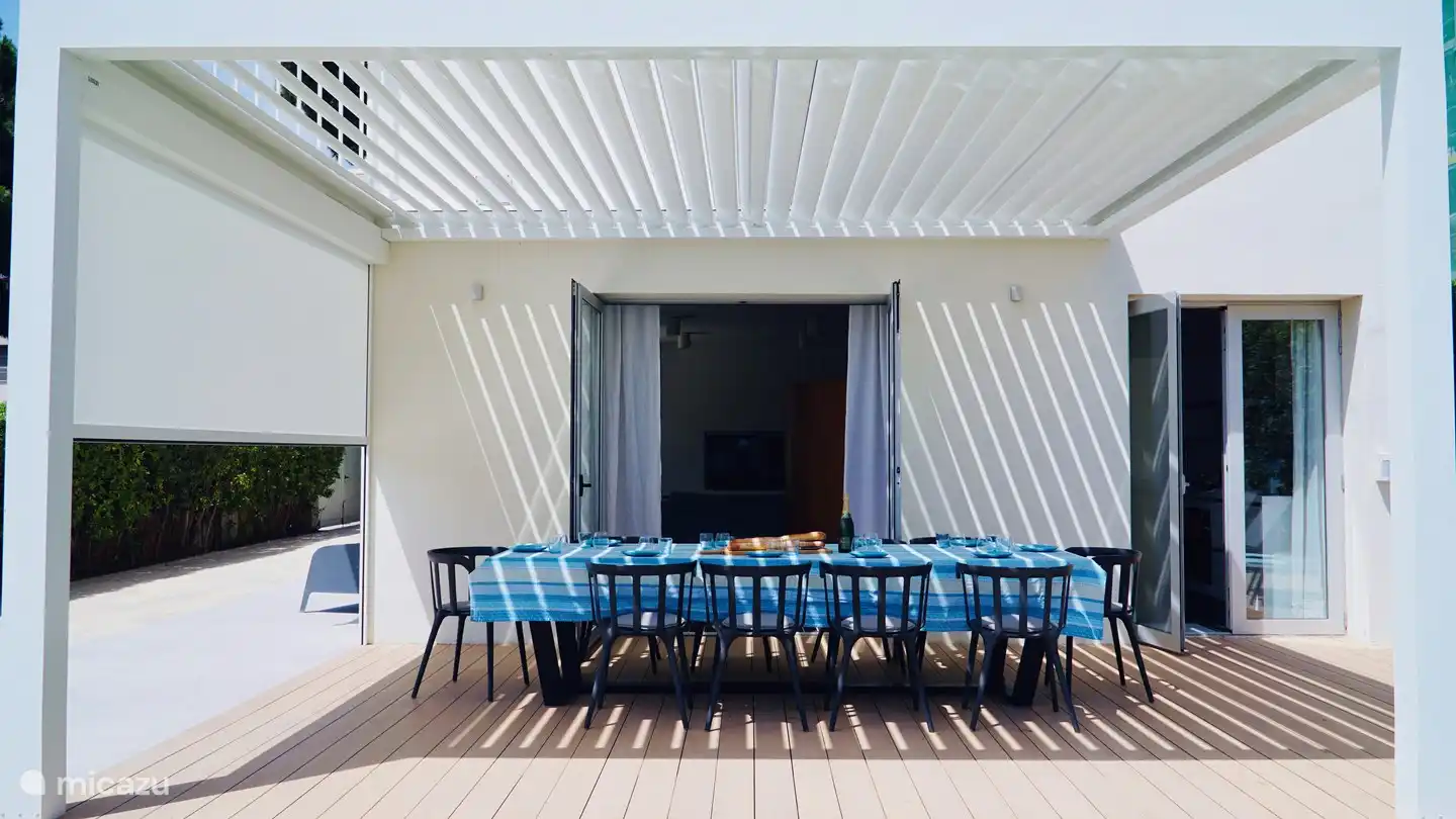 La pergola a un parasol supplémentaire sur un côté