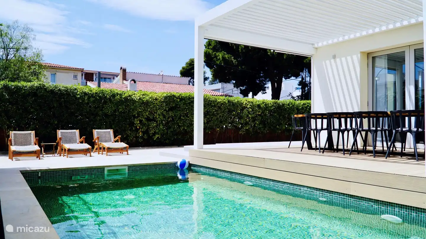 La pergola est réglable et peut arrêter à la fois la pluie et le soleil - comme vous le souhaitez