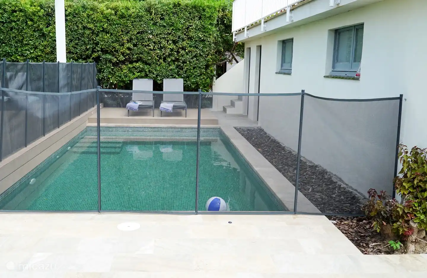 Sur demande, nous plaçons une clôture de sécurité autour de la piscine. Une aubaine, surtout pour les parents avec des tout-petits !