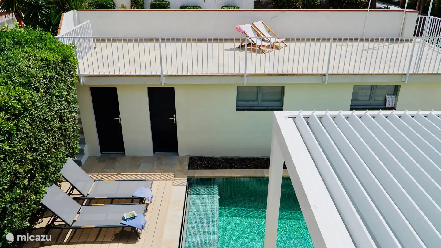 Le garage a une nouvelle salle de douche et une buanderie avec deux machines à laver et un sèche-linge