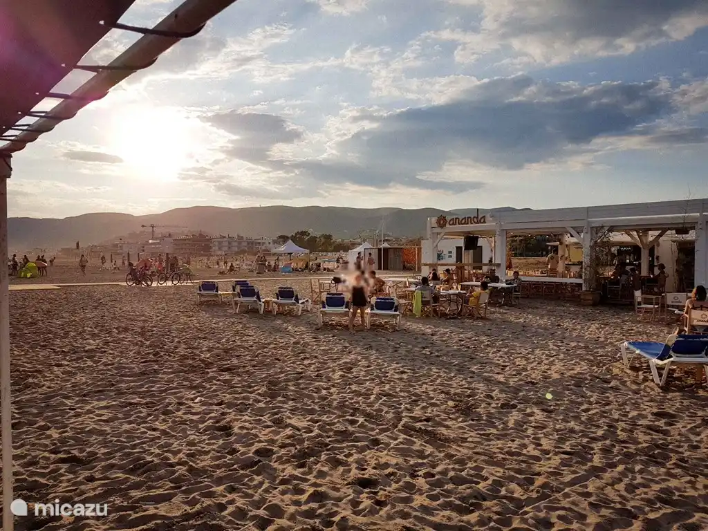 Directement sur la plage se trouvent un certain nombre de chiringuitos - les plus proches sur la photo. Vous pouvez vous y rendre toute la journée : du petit-déjeuner au simple repas ou cocktail !