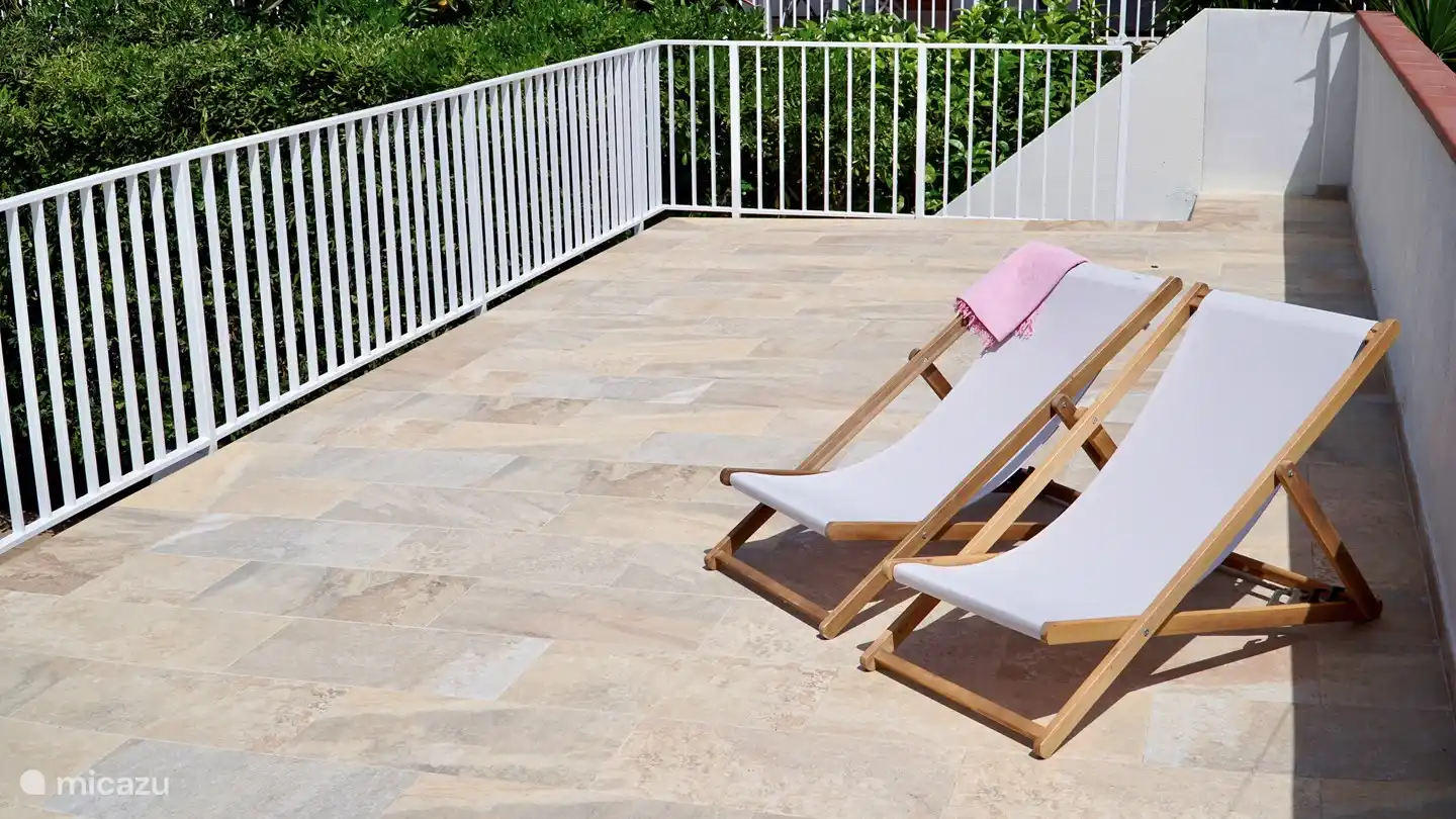 Sur le garage il y a une autre terrasse