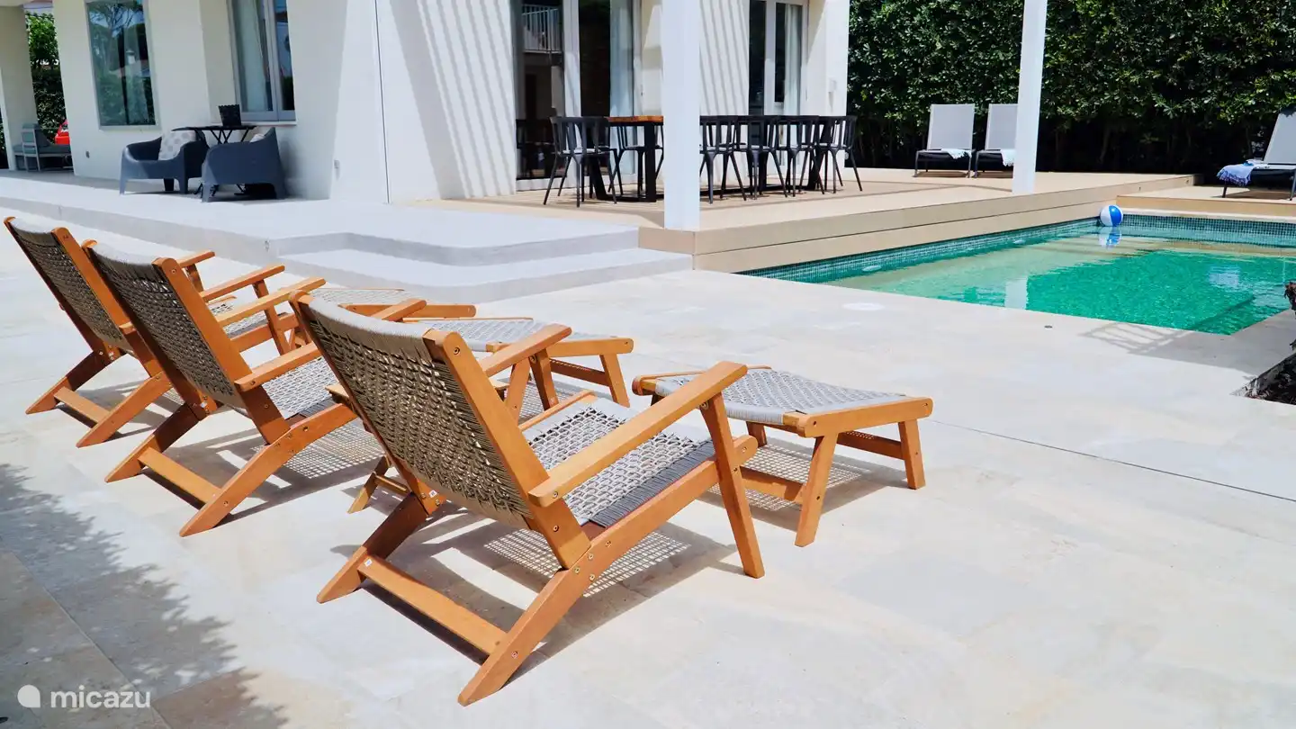 Trois chaises longues avec repose-pieds - pour se détendre un moment