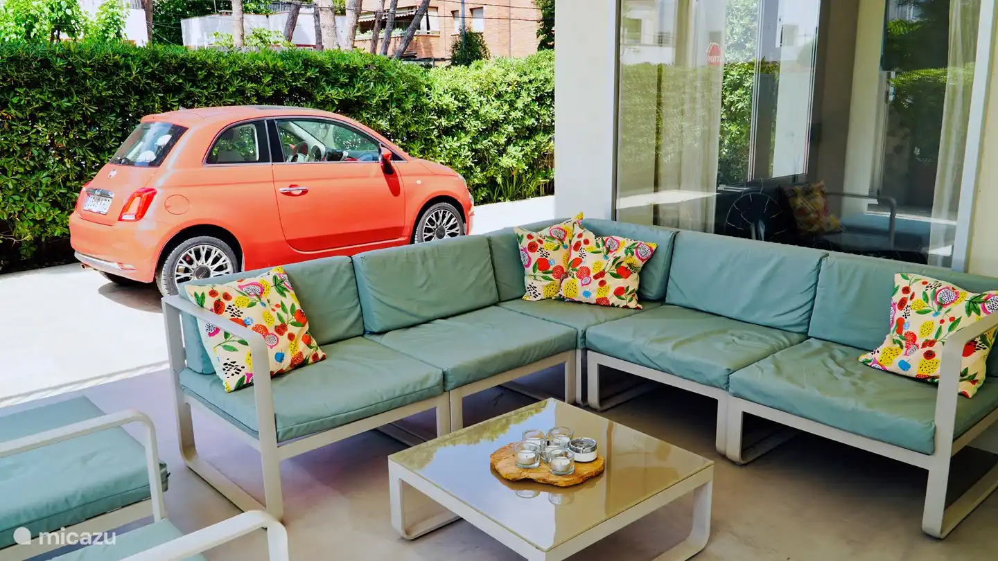 À côté de la maison, il y a un espace de stationnement pour deux voitures.