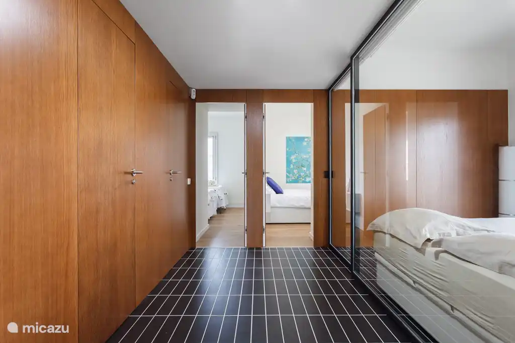 Hall du premier étage, avec vue sur les portes des chambres 4 et 5