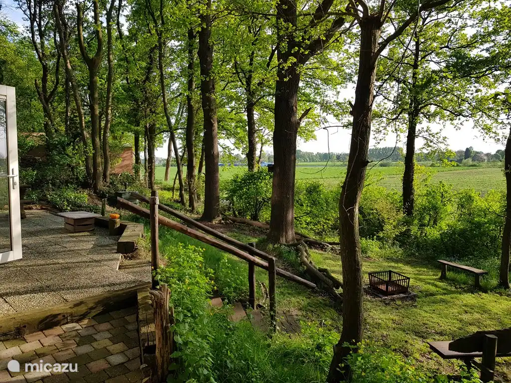 Garten mit dem Maastal dahinter