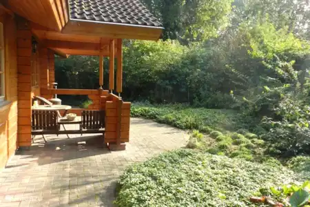 Vakantiehuis Nederland, Gelderland, Winterswijk chalet De Specht terras en tuin