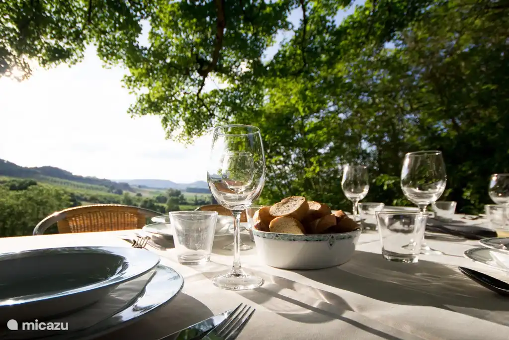 table d&#39;hotes under the tree two times a week