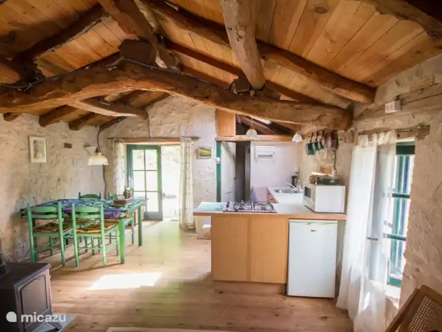 Location de Vacances France, Tarn-et-Garonne, Valeilles, maison de vacances - Tournesol cuisine table à manger, à gauche se trouve l'alcôve avec lits superposés