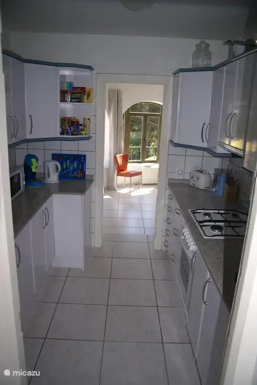 La cuisine de passage avec 2 plans de travail